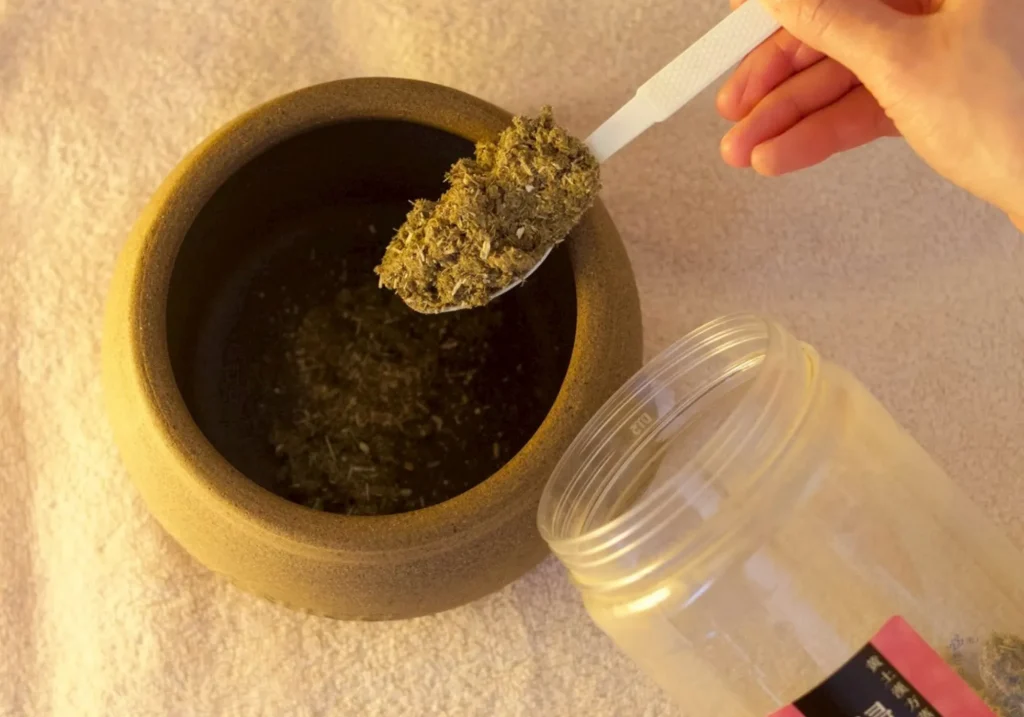 Asuca黄土漢方よもぎ蒸しサロンのよもぎを壺に入れる時のイメージ