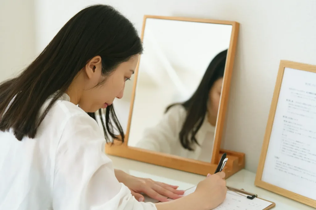 カウンセリングシートを書いてる女性