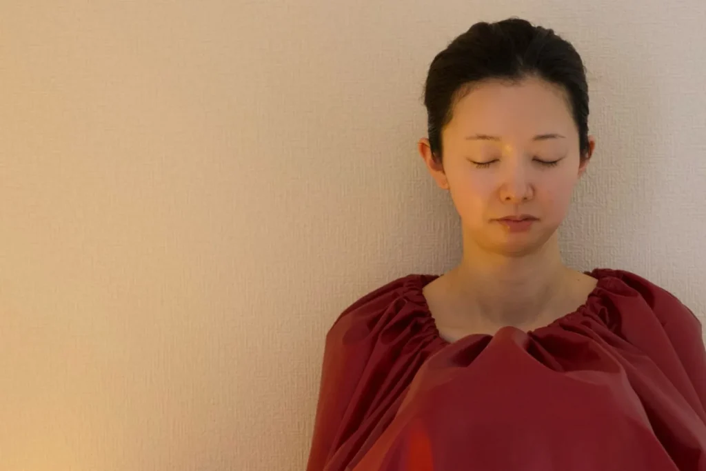 asuca黄土漢方よもぎ蒸しの座椅子に座ってる女性