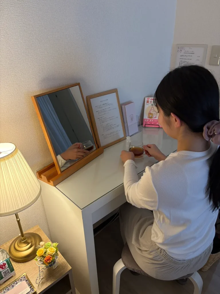 オーガニックエステ＆黄土漢方よもぎ蒸しサロンフルールシェリーのお客様のお声を書いてくださっている女性