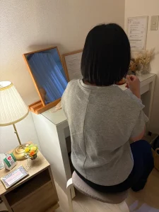 オーガニックエステ＆黄土漢方よもぎ蒸しサロンフルールシェリーのお客様のお声を書いてくださっている女性