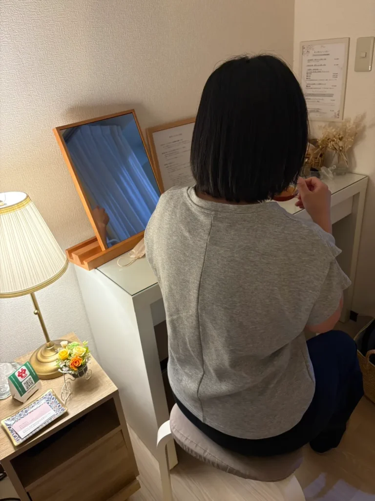 オーガニックエステ＆黄土漢方よもぎ蒸しサロンフルールシェリーのお客様のお声を書いてくださっている女性