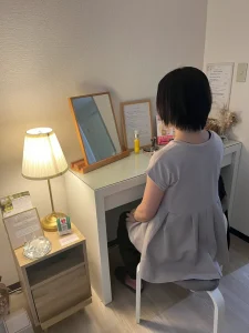 オーガニックエステ＆黄土漢方よもぎ蒸しサロンフルールシェリーのお客様のお声を書いてくださっている女性