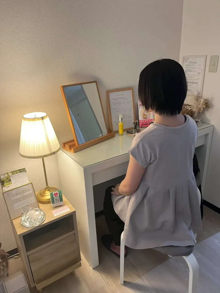 オーガニックエステ＆黄土漢方よもぎ蒸しサロンフルールシェリーのお客様のお声を書いてくださっている女性