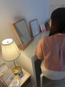 オーガニックエステ＆黄土漢方よもぎ蒸しサロンフルールシェリーのお客様のお声を書いてくださっている女性